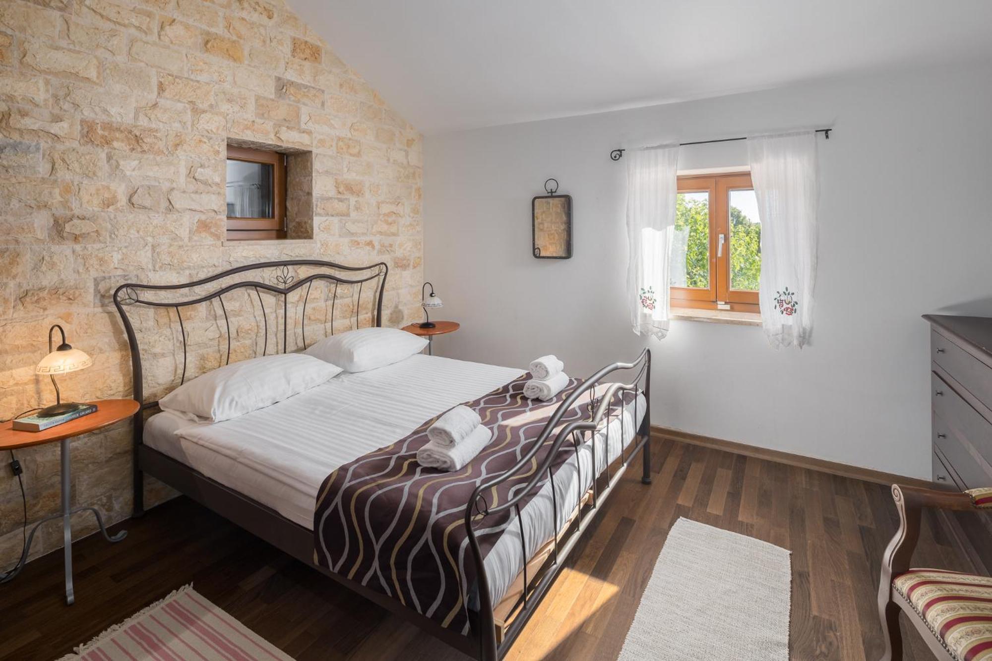 Mon Perin Castrum - House Of Nice Memories Bale Exterior photo